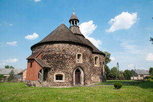 Stronia. Kościół pw. Narodzenia NMP, zbudowany w kształcie rotundy ok. 1300 r. w stylu późnoromańskim.