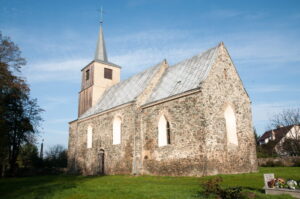 Wilczkowice. Kościół filialny pw. św. Kazimierza, z końca XIII i z XV wieku.