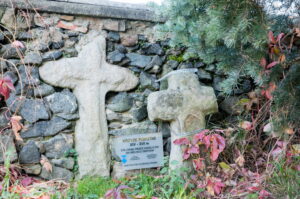 Wilków Wielki. Krzyże pokutne po wewnętrznej stronie muru otaczającego kościół.