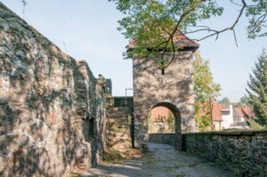Niemcza. Fragment murów obronnych z XV wieku. Brama Dolna.