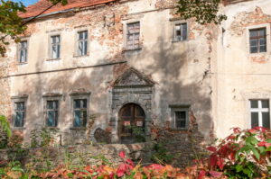 Stoszów. Ruiny dworu z XVI wieku.
