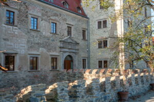 Gola Dzierżoniowska. Renesansowy zamek z XVI wieku.