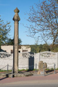 Rogów Sobócki. Pręgierz i krzyż pokutny.
