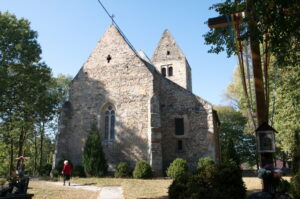 Stary Zamek. Romański kościół z XIII wieku.