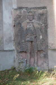 Maniów Wielki. Płyta nagrobna w murze kościoła.