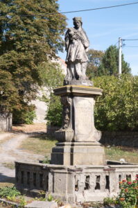 Maniów Wielki. Figura św. Jana Nepomucena z XVIII wieku.
