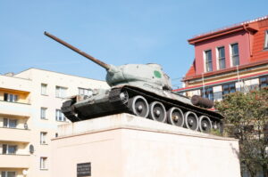 Ścinawa. Czołg pomnik T-34 przy rynku.