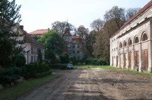 Domanice. Klasycystyczny pałac z XIX wieku.