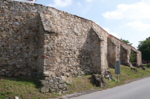 Śmiałowice. Mur obronny otaczający kościół.
