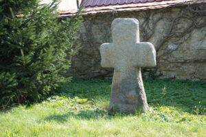 Wierzbna. Krzyż pokutny przed kościołem.