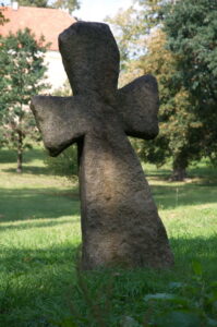 Wierzbna. Krzyż pokutny w przypałacowym parku.