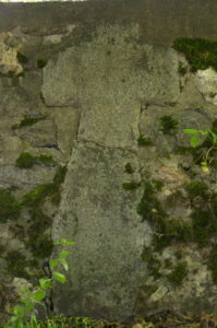 Zebrzydów. Krzyż pokutny w zewnętrznej stronie muru otaczającego kościół.