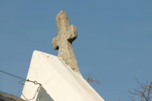 Zebrzydów. Krzyż pokutny na dachu kościoła.