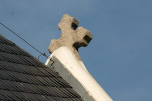 Zebrzydów. Krzyż pokutny na dachu kościoła.