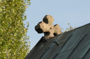 Strzelce. Krzyż pokutny na dachu kościoła.