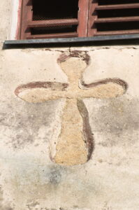 Strzelce. Krzyż pokutny wmurowany nad wejściem do kościoła.