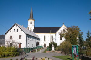 kościół parafialny pw. św. Jana Chrzciciela z XIX wieku.