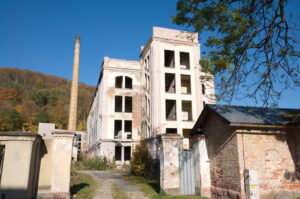 Opuszczone budynki Zakładu Przemysłu Lnianego „Lech”.