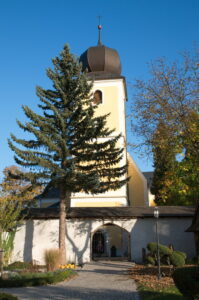 Kościół parafialny pw. św. Jakuba, z XIV-XVIII wieku.