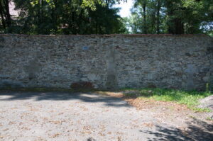 Węgry. 3 Krzyże pokutne w murze otaczającym kościół.