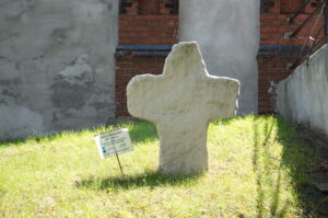 Jaksonów. Krzyż pokutny przed kościołem.