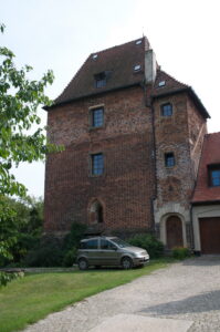 Biestrzyków. Mieszkalna wieża rycerska z XIV wieku.