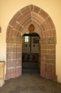 Gotycki portal kościoła w Witoszowie Dolnym.