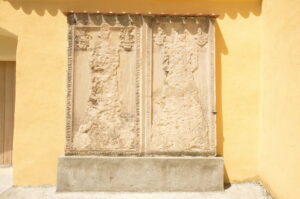 Mokrzeszów. Epitafia w murze kościoła.