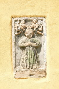 Mokrzeszów. Epitafia w murze kościoła.