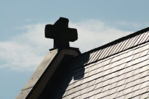 Modliszów. Krzyż pokutny na dachu kościoła.