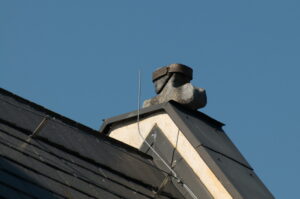 Modliszów. Krzyż pokutny na dachu kościoła.