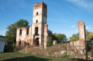 Smolec. Ruiny pałacu z XVI wieku.