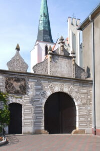 Lutynia. Brama w murze otaczającym kościół.