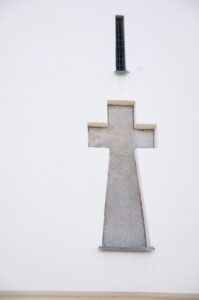 Lutynia. Krzyż pokutny z rytem kielicha nad wejściem do kościoła.