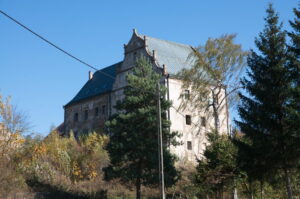 Renesansowa wieża mieszkalna i dwór w Jeszkowej Górnej.